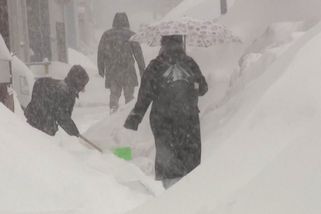 Záběry obřích závějí v Japonsku. Zemi zasáhla sněhová bouře - Novinky